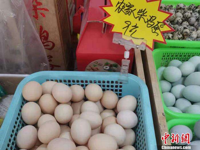 北京市西城区某菜市场内鸡蛋价格。 中新网记者 谢艺观 摄