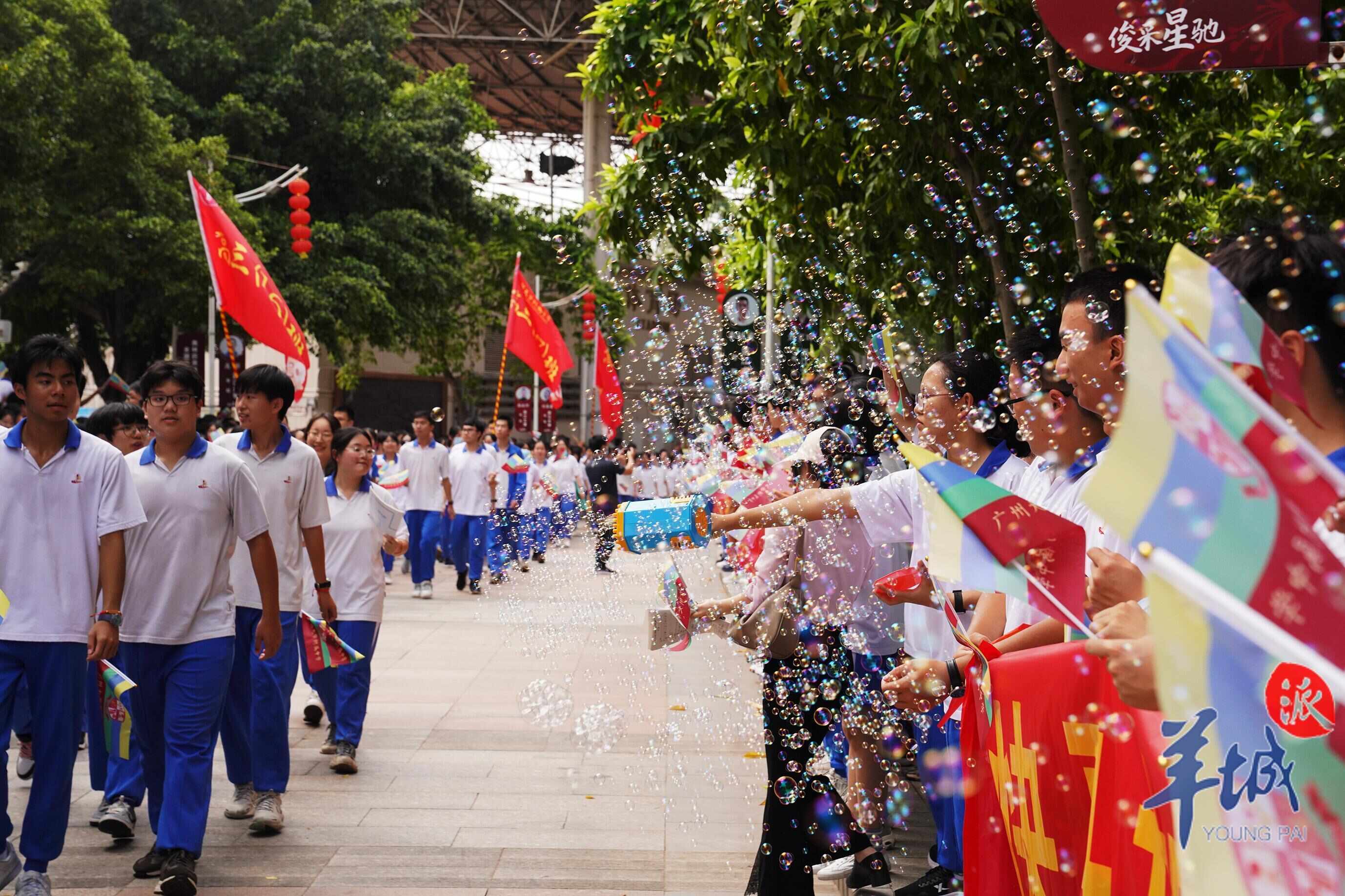 学弟学妹们排成两列为高三学子高考壮行 学弟学妹们排成两列为高三学子高考壮行