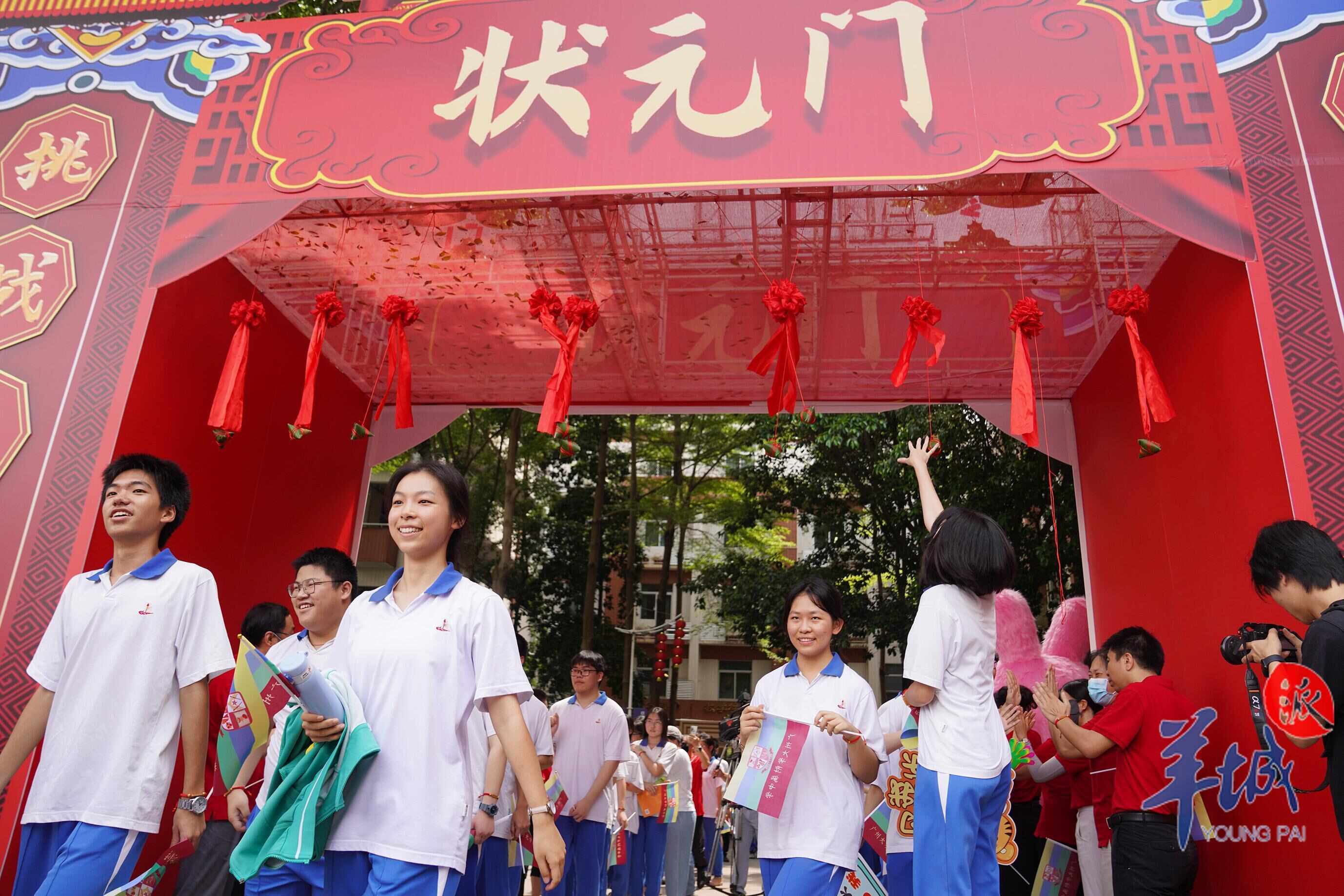 同学们纷纷跃起拍击粽子,寓意“高中” 同学们纷纷跃起拍击粽子,寓意“高中”