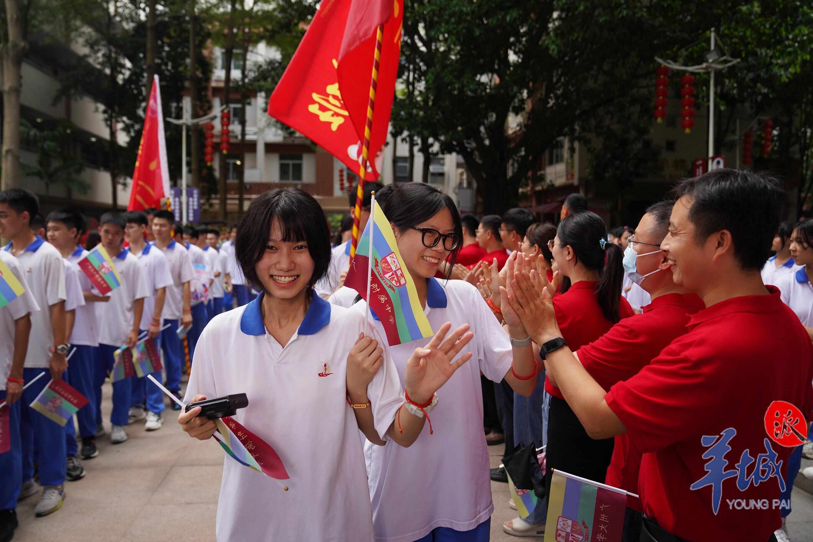 同学们与老师们一一击掌,走过状元门 同学们与老师们一一击掌,走过状元门