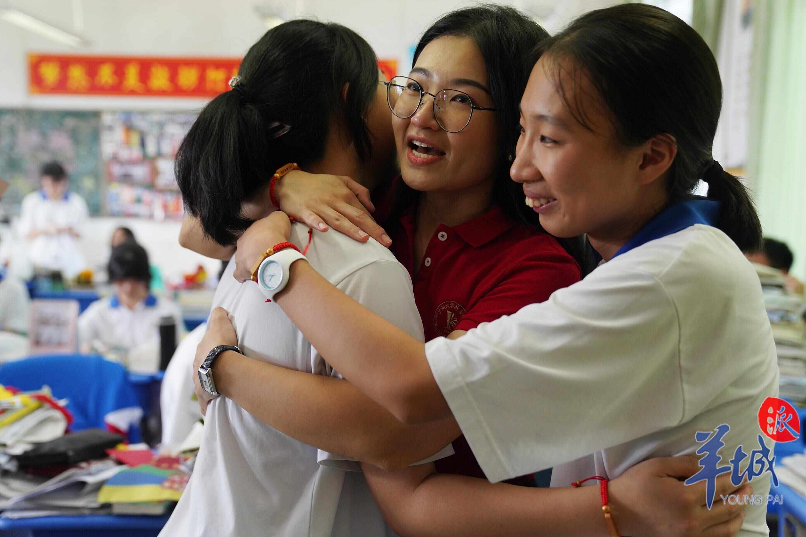 学生们与班主任拥抱在一起 学生们与班主任拥抱在一起