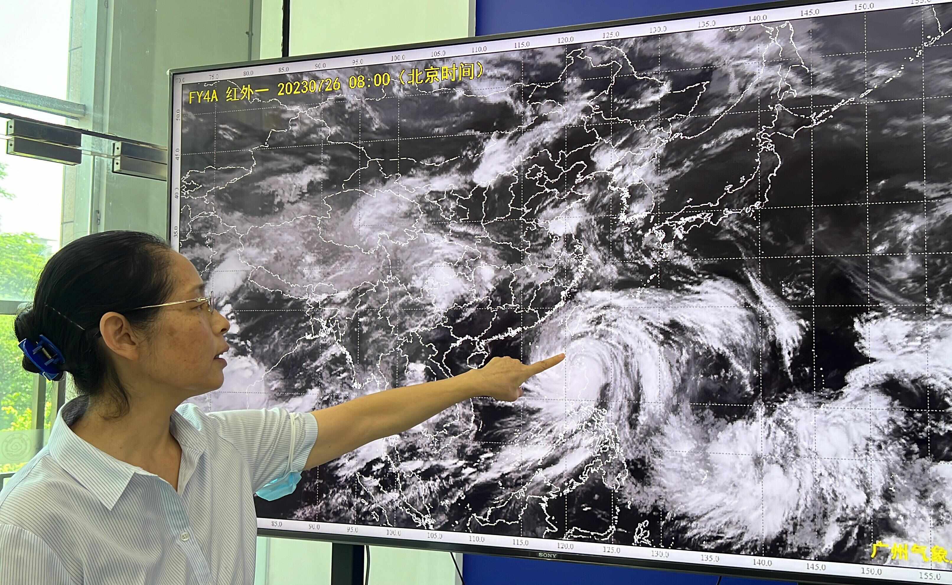 广东省气象台首席预报员伍志方26日分析“杜苏芮”后期走势 图/羊城晚报全媒体记者 梁怿韬 摄