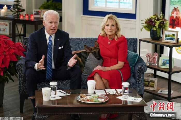 2021年12月25日，美国总统拜登、第一夫人吉尔和他们的德国牧羊犬“指挥官”。