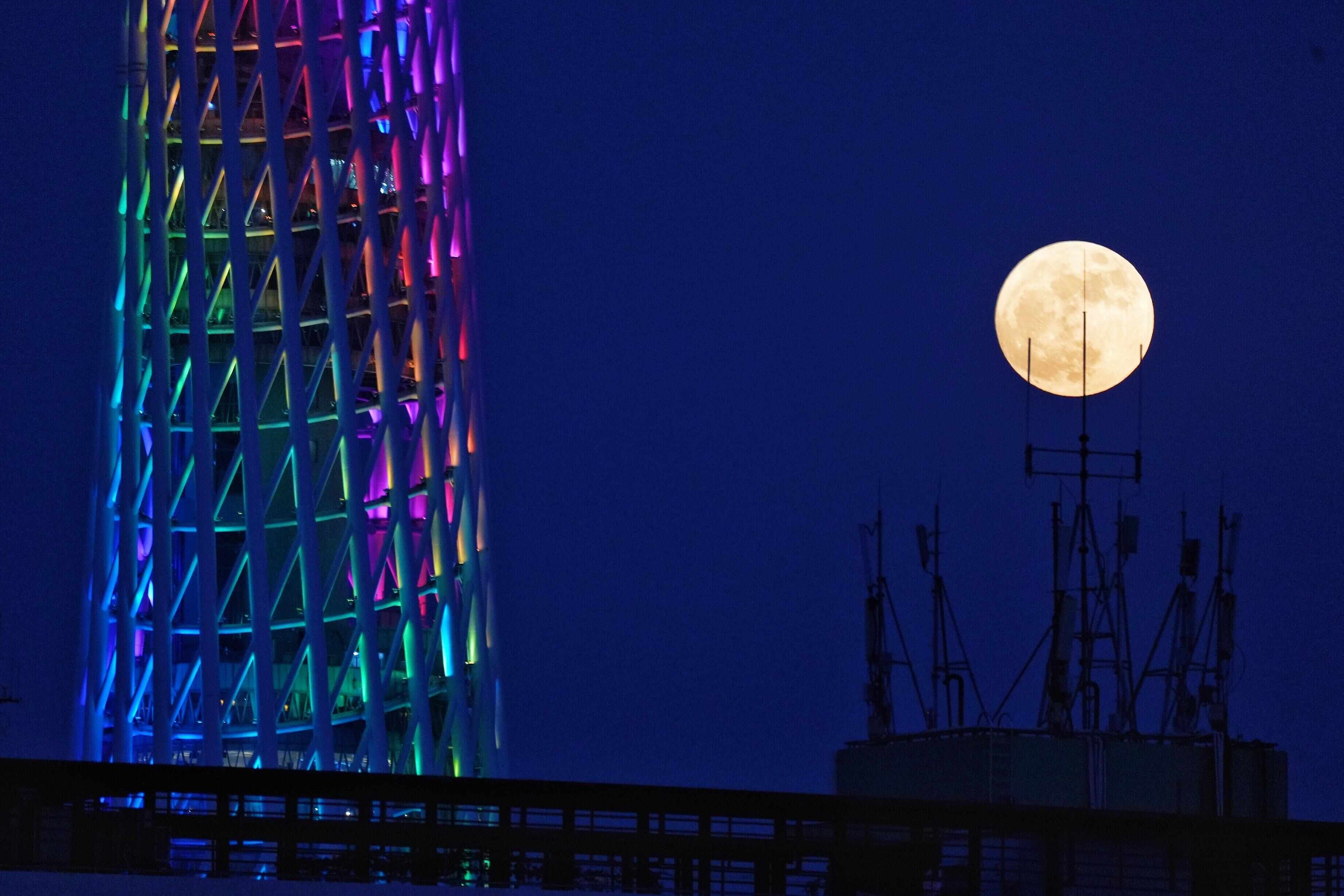 2022年7月13日晚,广州夜空升起“超级月亮” 资料图/羊城晚报全媒体记者 周巍 摄 2022年7月13日晚,广州夜空升起“超级月亮” 资料图/羊城晚报全媒体记者 周巍 摄
