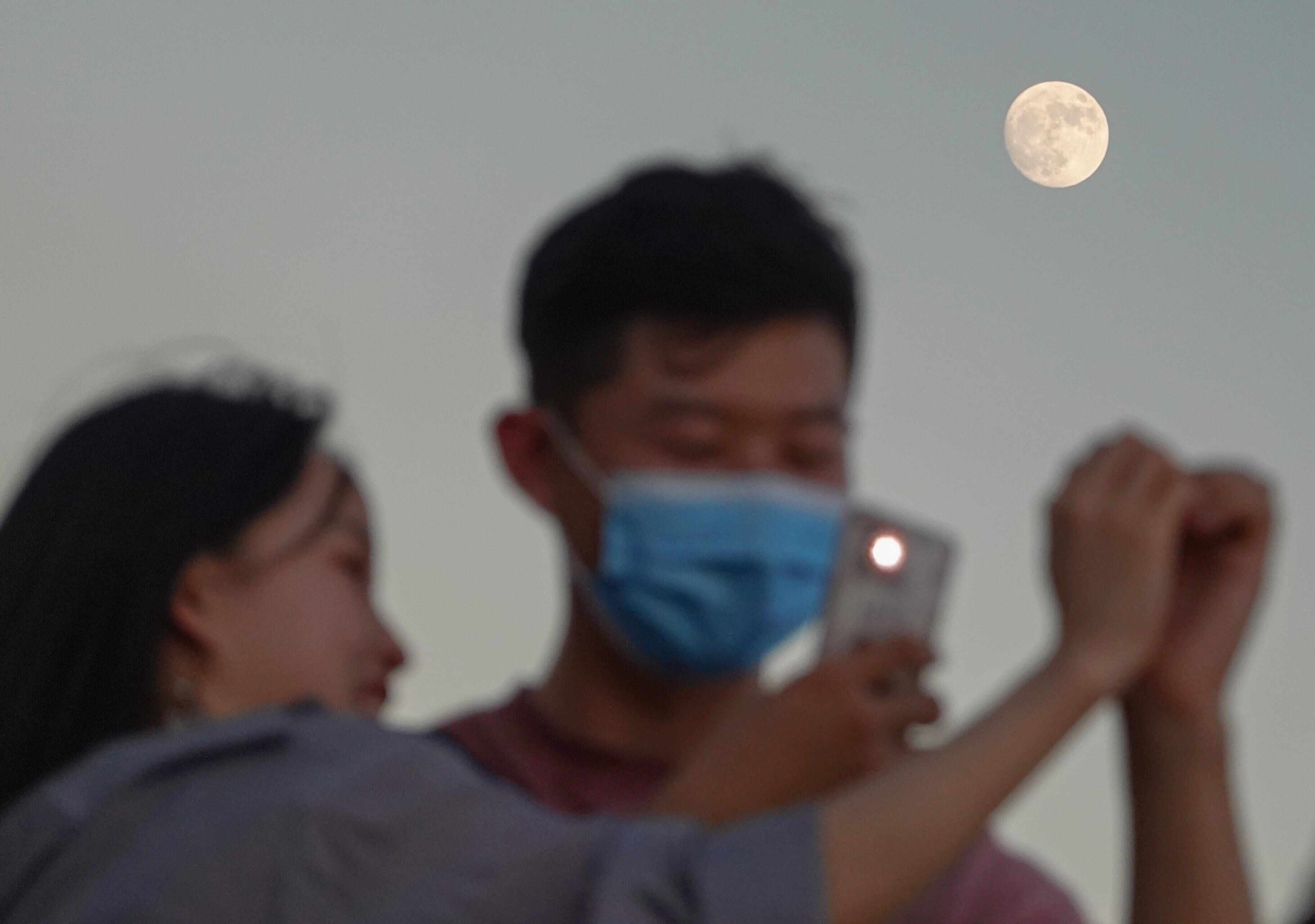“超级月亮”来临前的赏月人 资料图/羊城晚报全媒体记者 何奔 摄 “超级月亮”来临前的赏月人 资料图/羊城晚报全媒体记者 何奔 摄