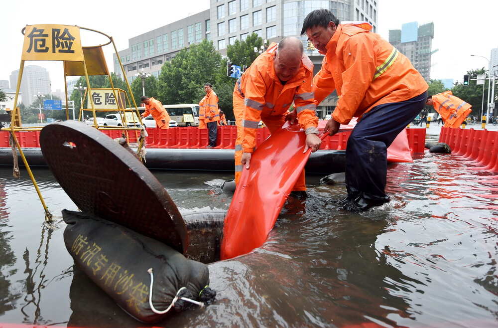 7月31日,在河北省石家庄市中山西路一积水路段,工作人员进行紧急排水。新华社发(张晓峰摄) 7月31日,在河北省石家庄市中山西路一积水路段,工作人员进行紧急排水。新华社发(张晓峰摄)