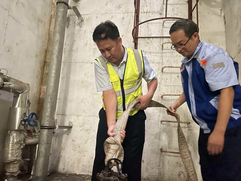 7月30日,王磊(左)和同事正在车站内的风井泵坑里布设临时排水泵。新华社记者 黄江林 摄 7月30日,王磊(左)和同事正在车站内的风井泵坑里布设临时排水泵。新华社记者 黄江林 摄