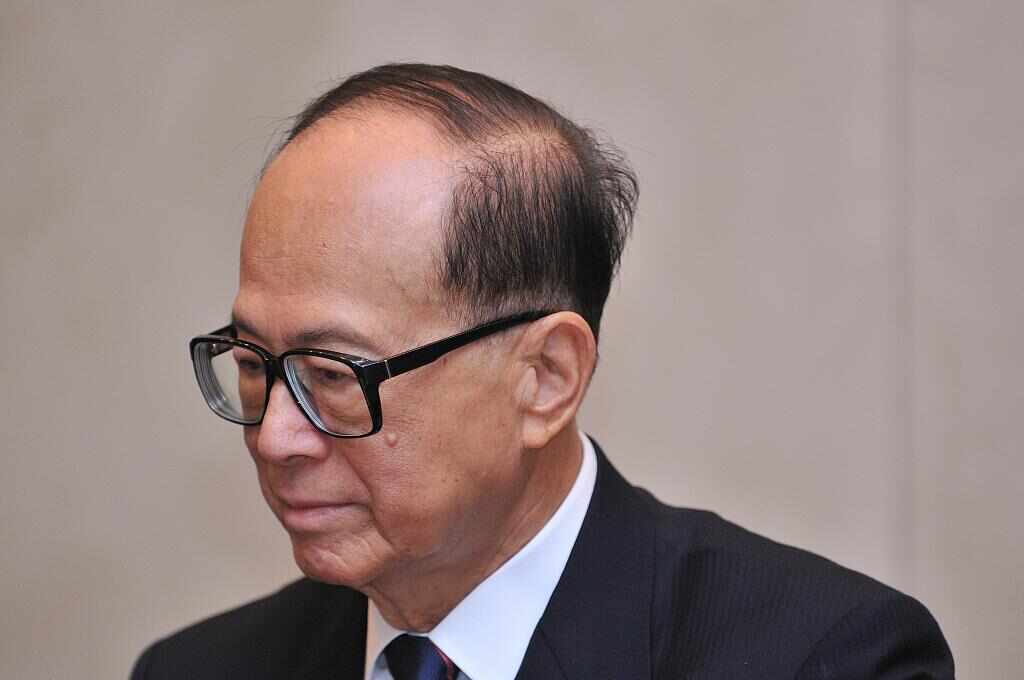 李嘉诚七折卖房首期当天售罄，数以万计香港市民抢购