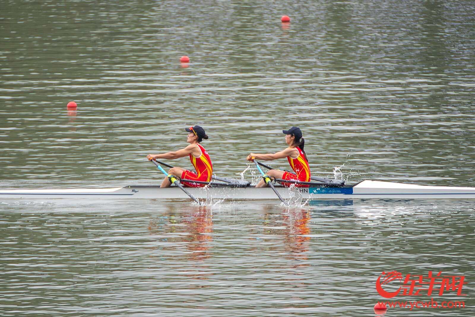 邱秀萍（左）/邹佳琪（右）在比赛中