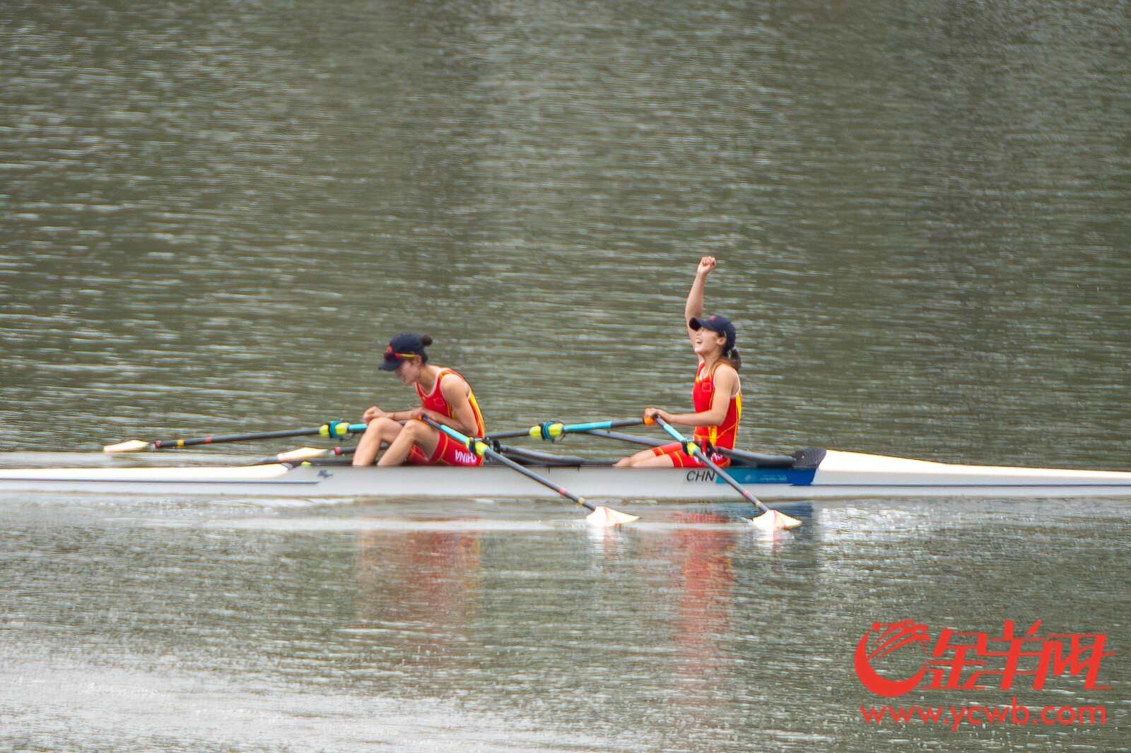 邱秀萍（左）/邹佳琪（右）在夺冠后庆祝