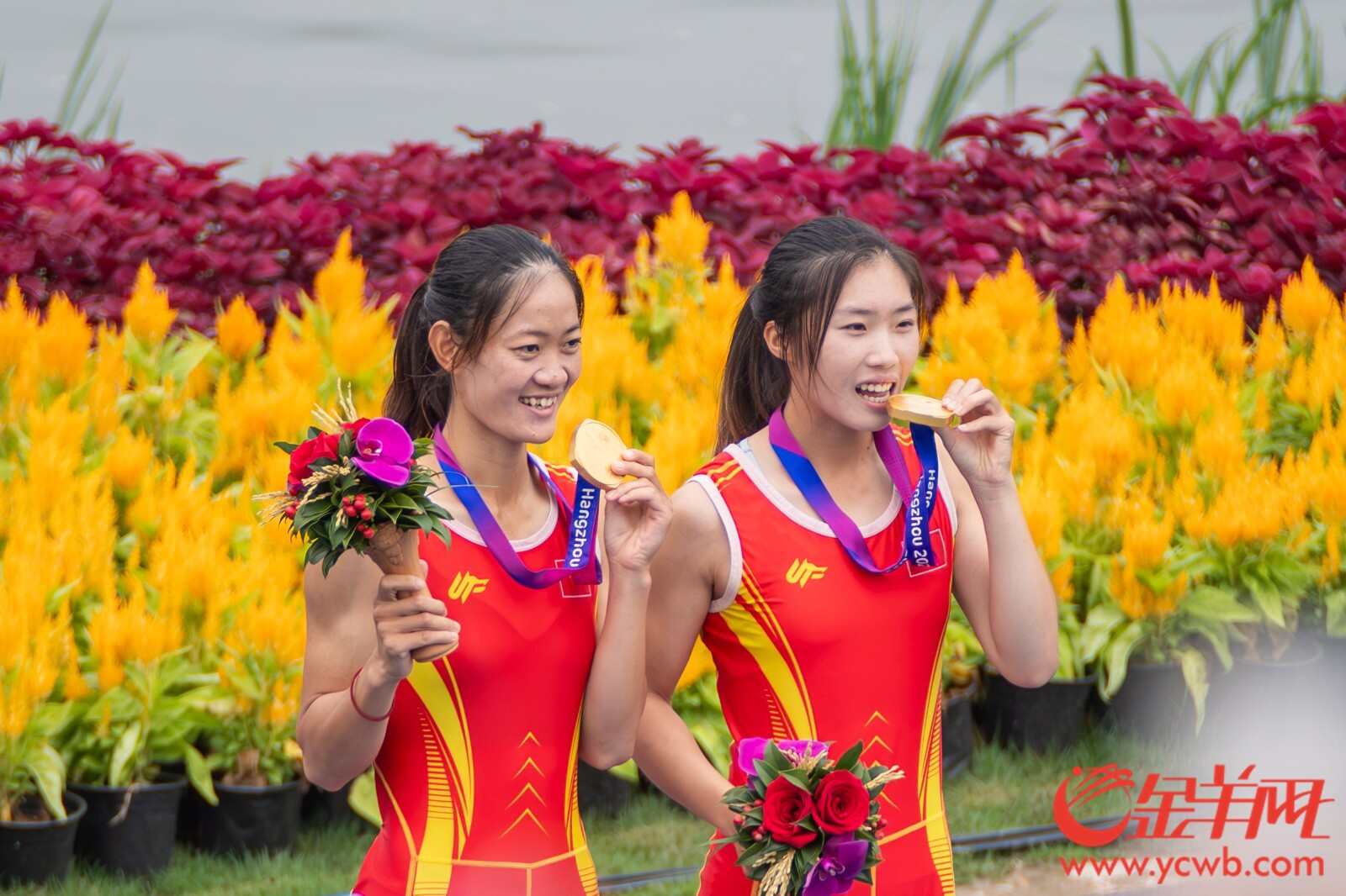 邱秀萍（左）/邹佳琪在夺冠后庆祝