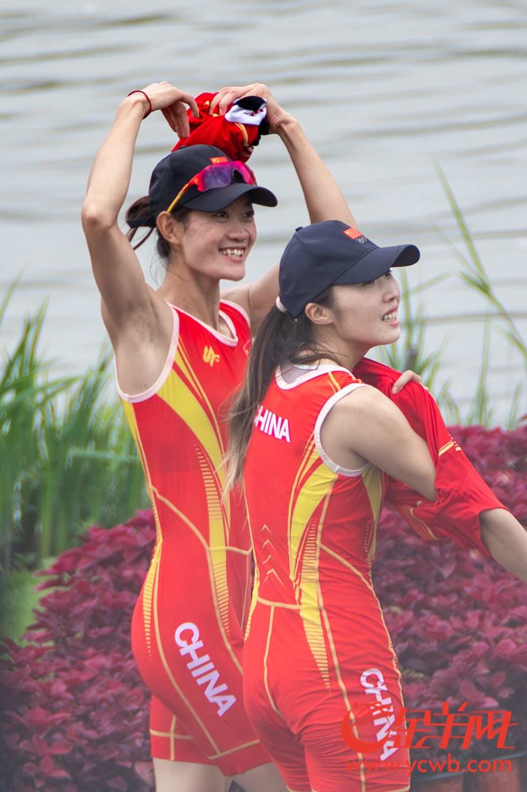 邱秀萍（左）/邹佳琪在夺冠后庆祝