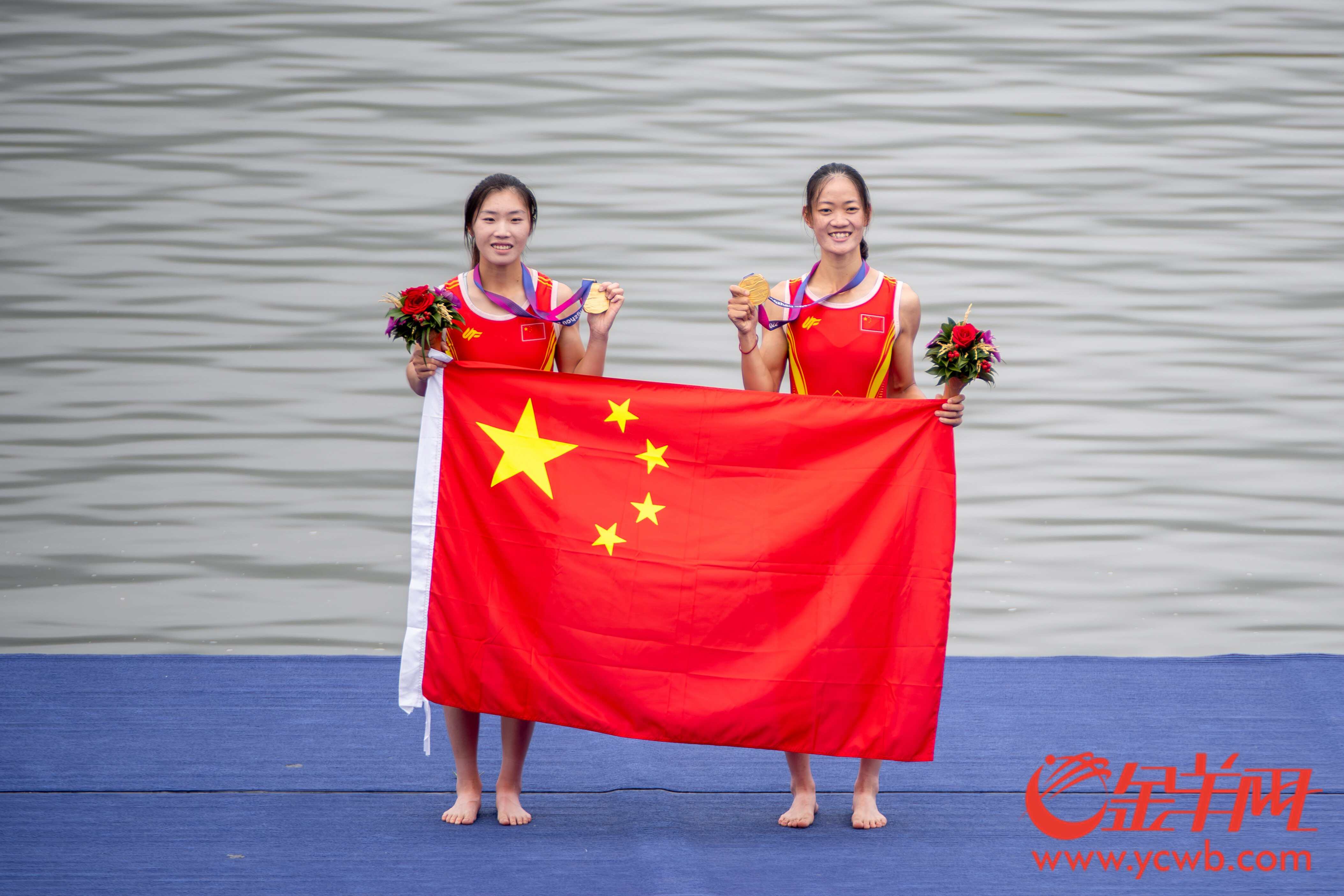 邱秀萍（右）/邹佳琪（左）领奖