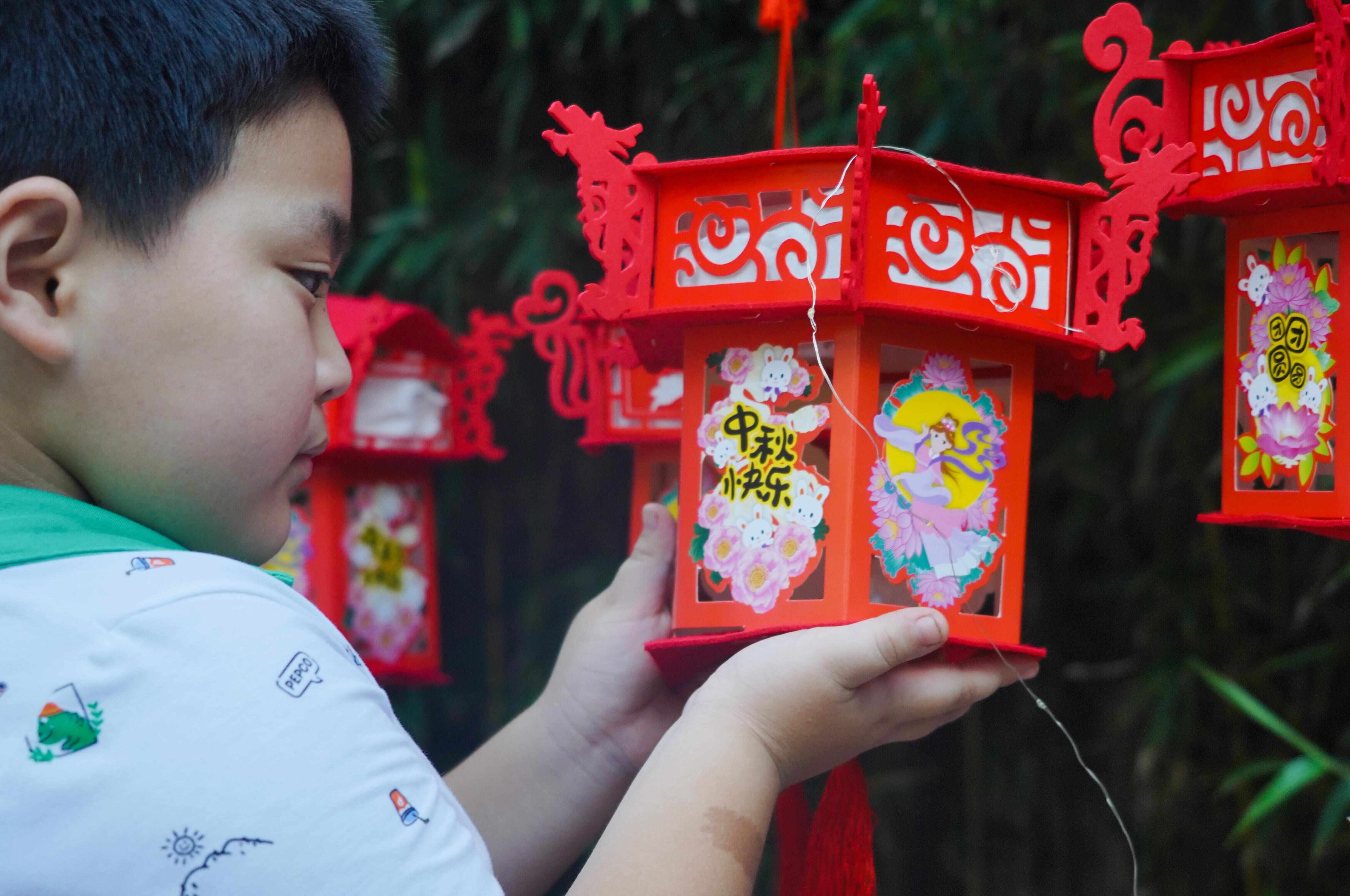  中秋将至，红线女旧居内挂起了灯笼。