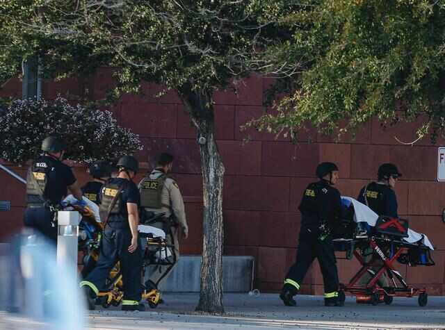  6日，救援人员抵达美国拉斯维加斯的枪击案现场