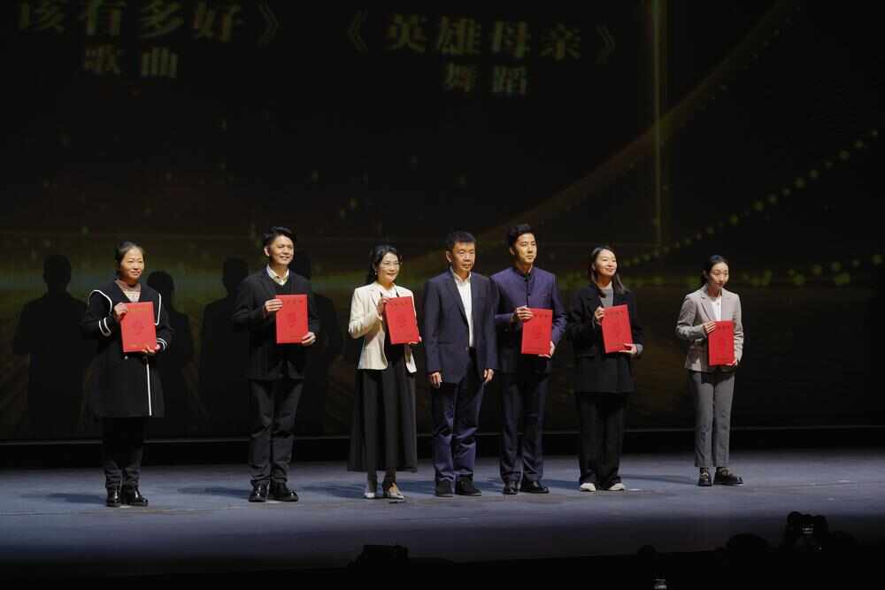  为获得金奖的作品颁奖
