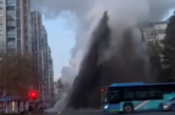  供热管道爆裂（图/海州区委宣传部供图）