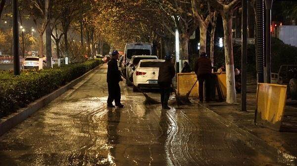  工作人员对周边道路进行清理（图/海州区委宣传部供图）