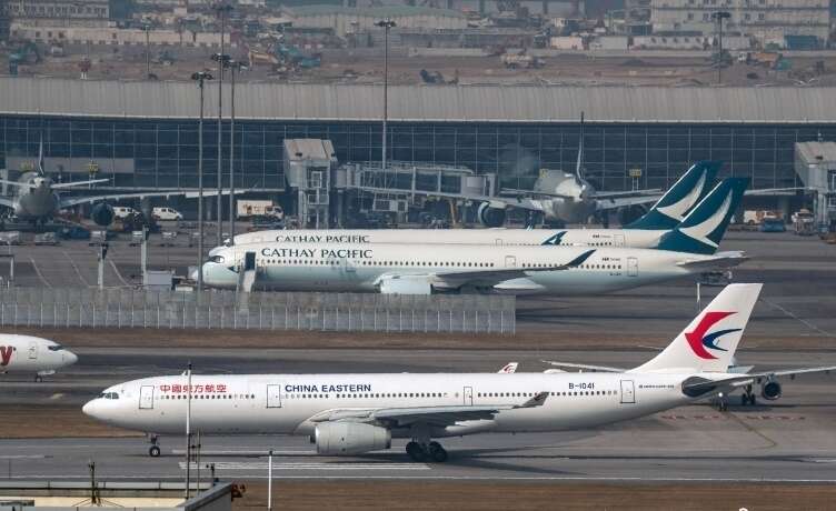  中国东方航空公司的一架客机在香港国际机场跑道滑行。中新社记者 侯宇 摄