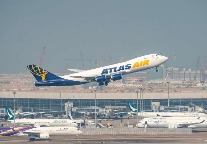  一架飞机从香港国际机场起飞。中新社记者 侯宇 摄