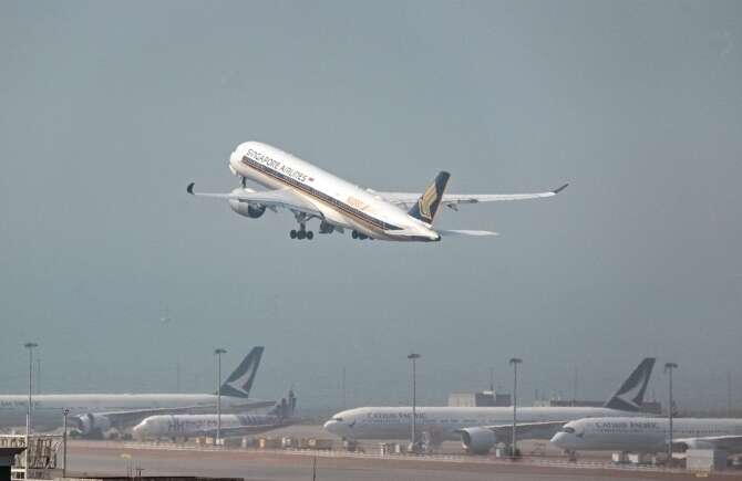  一架新加坡航空公司的客机从香港国际机场起飞。中新社记者 侯宇 摄