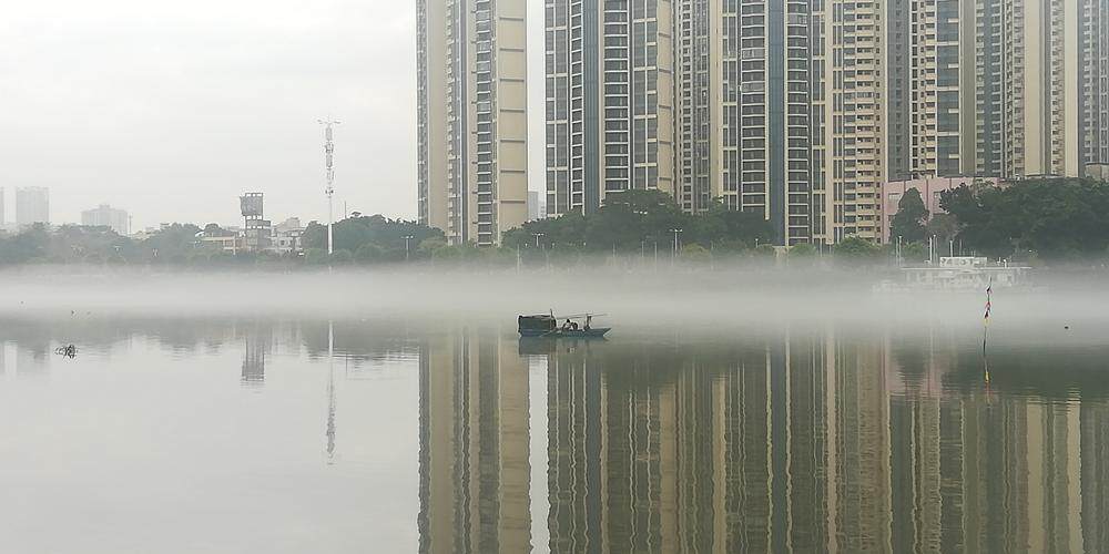 2月2日，珠江佛山黄岐河段，出现“贴江雾”现象 图/通讯员 梁源