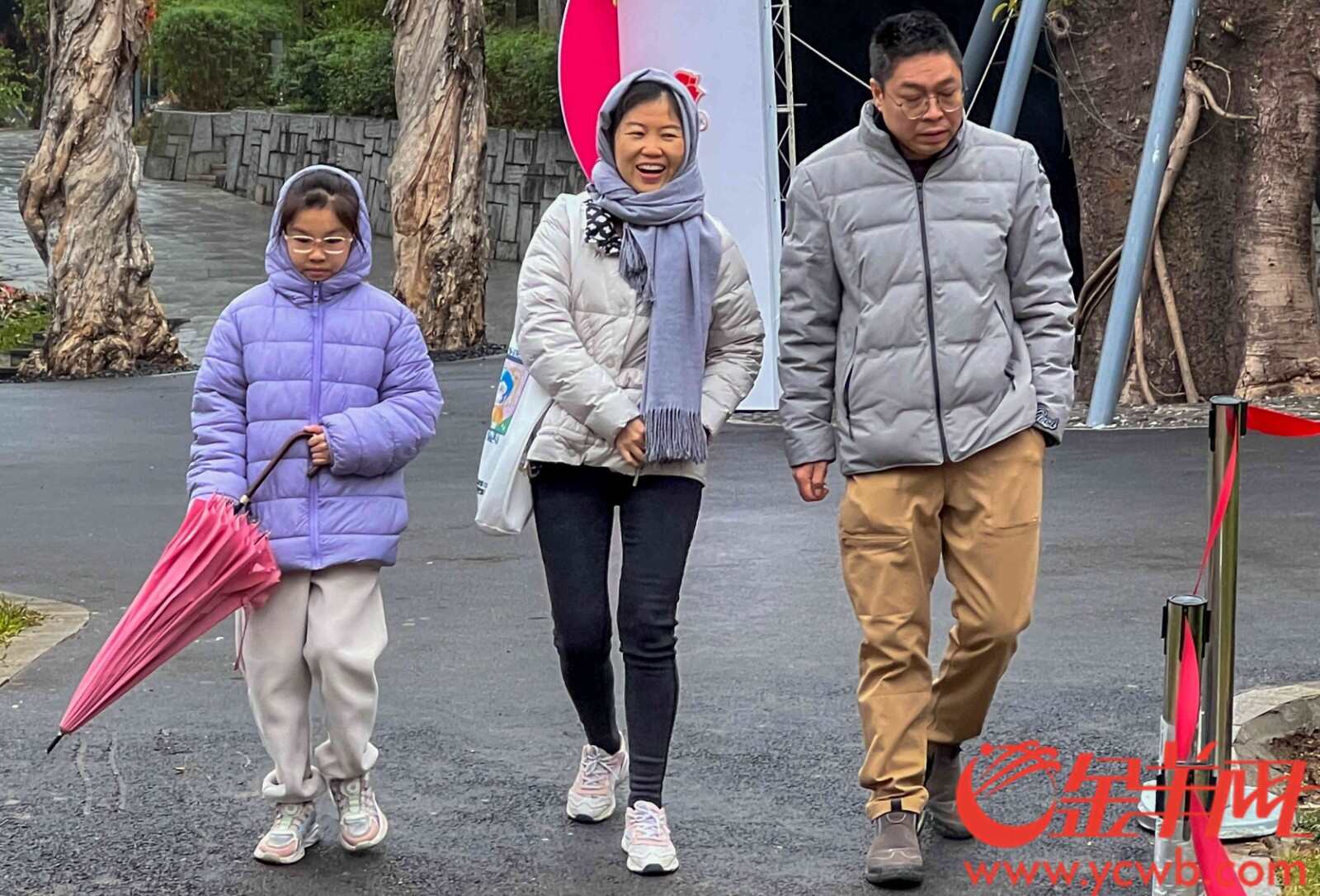  2月7日早上，市民游客撑雨伞穿厚衣赴广州白云山参观园博会