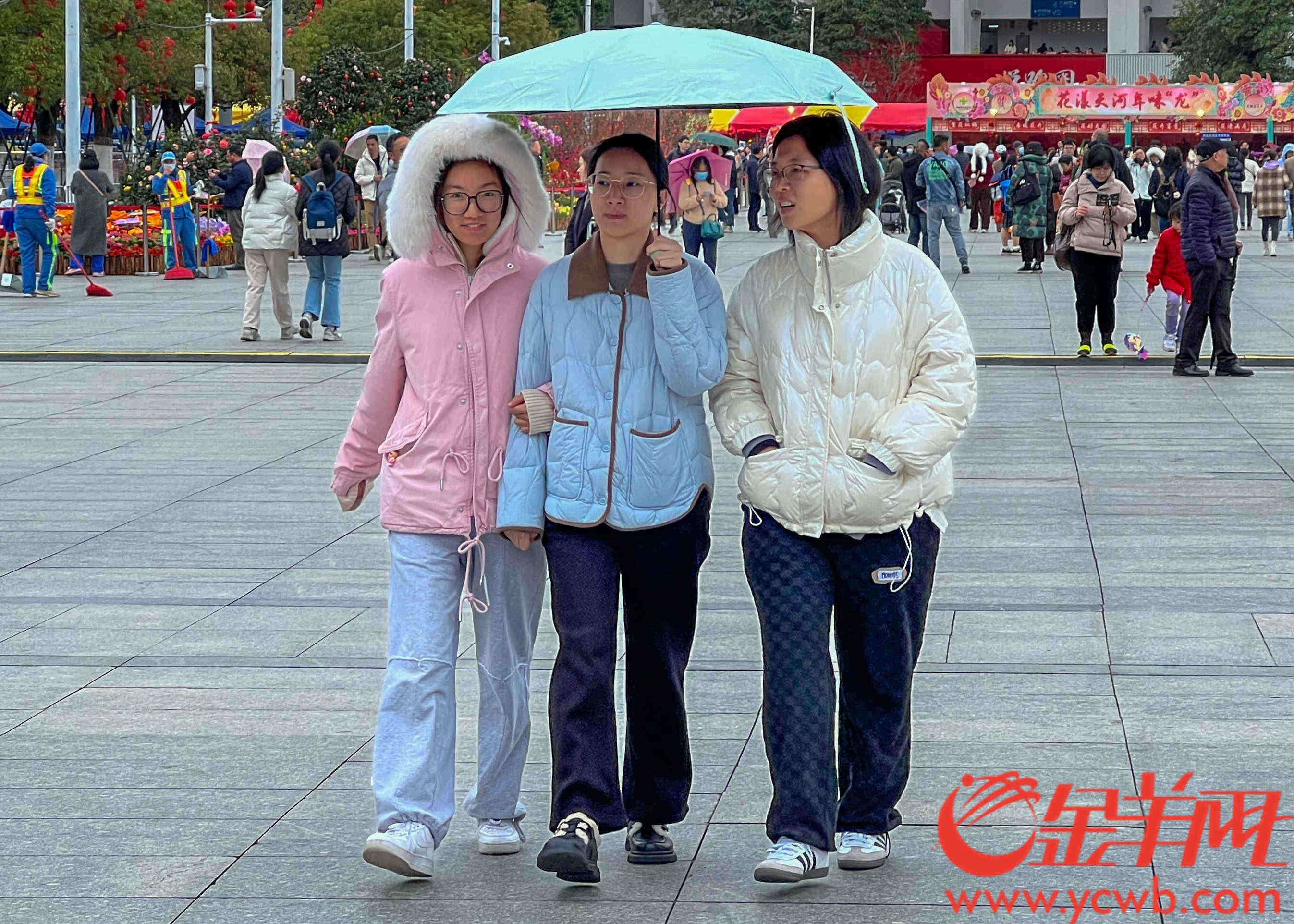  2月7日早上，市民游客戴围巾穿厚衣赴广州白云山参观园博会