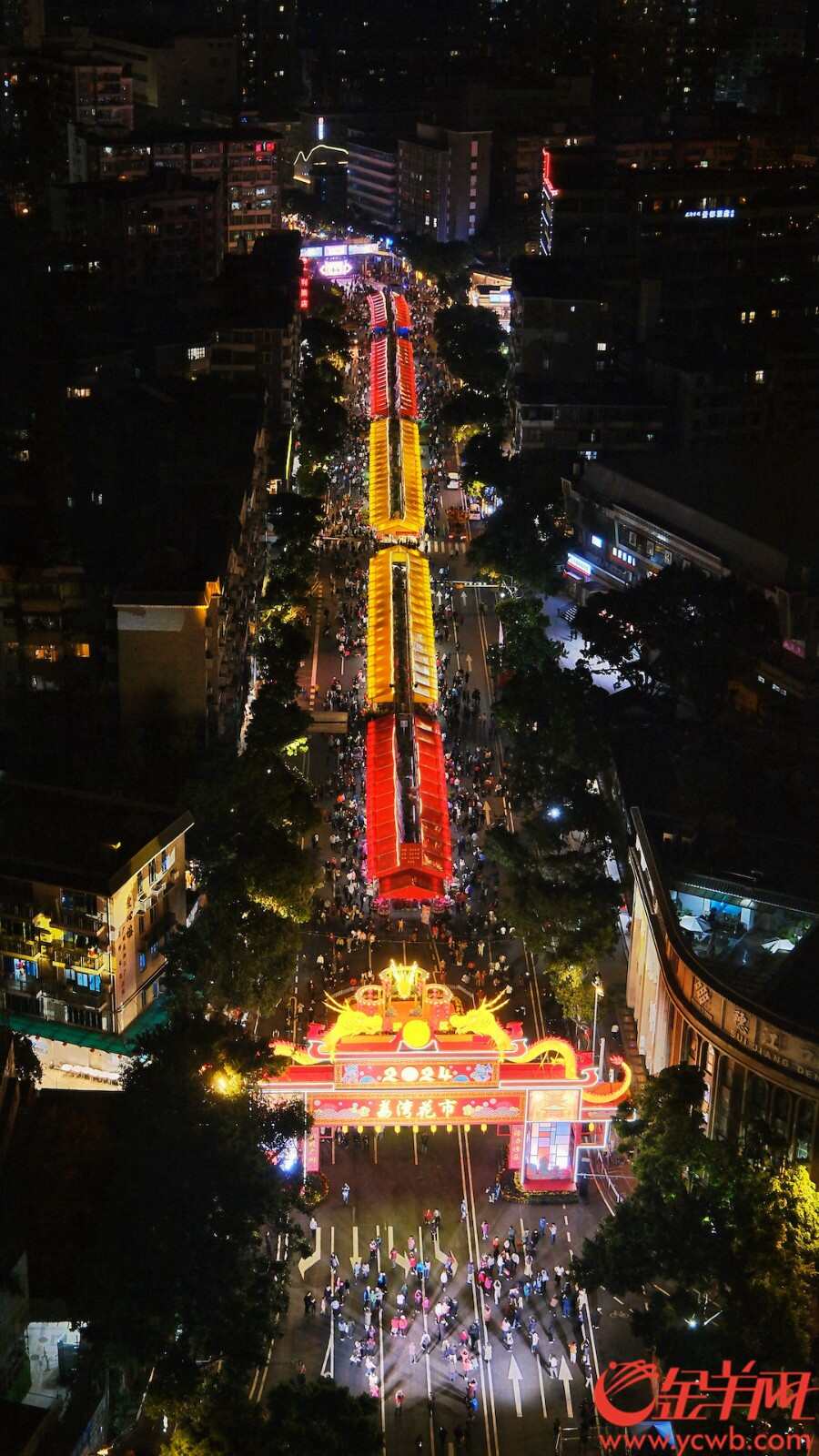  晚上的荔湾花街，人头攒动，十分热闹