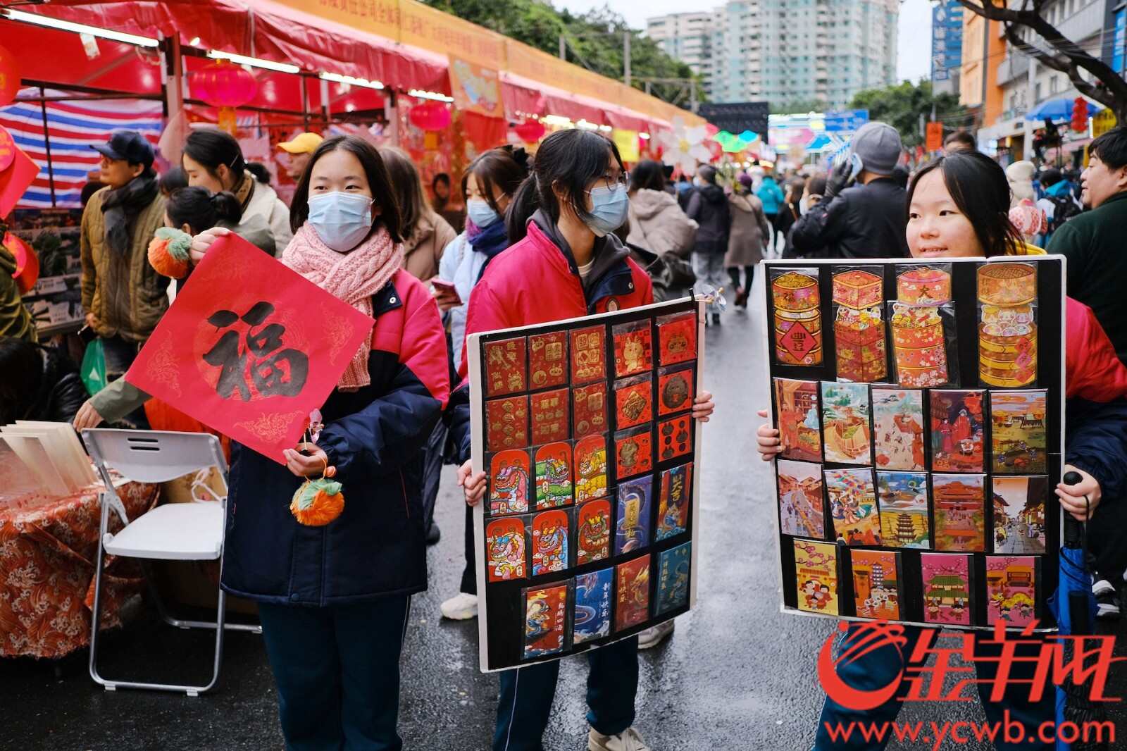  花街喜气洋洋，街坊们个个笑容灿烂