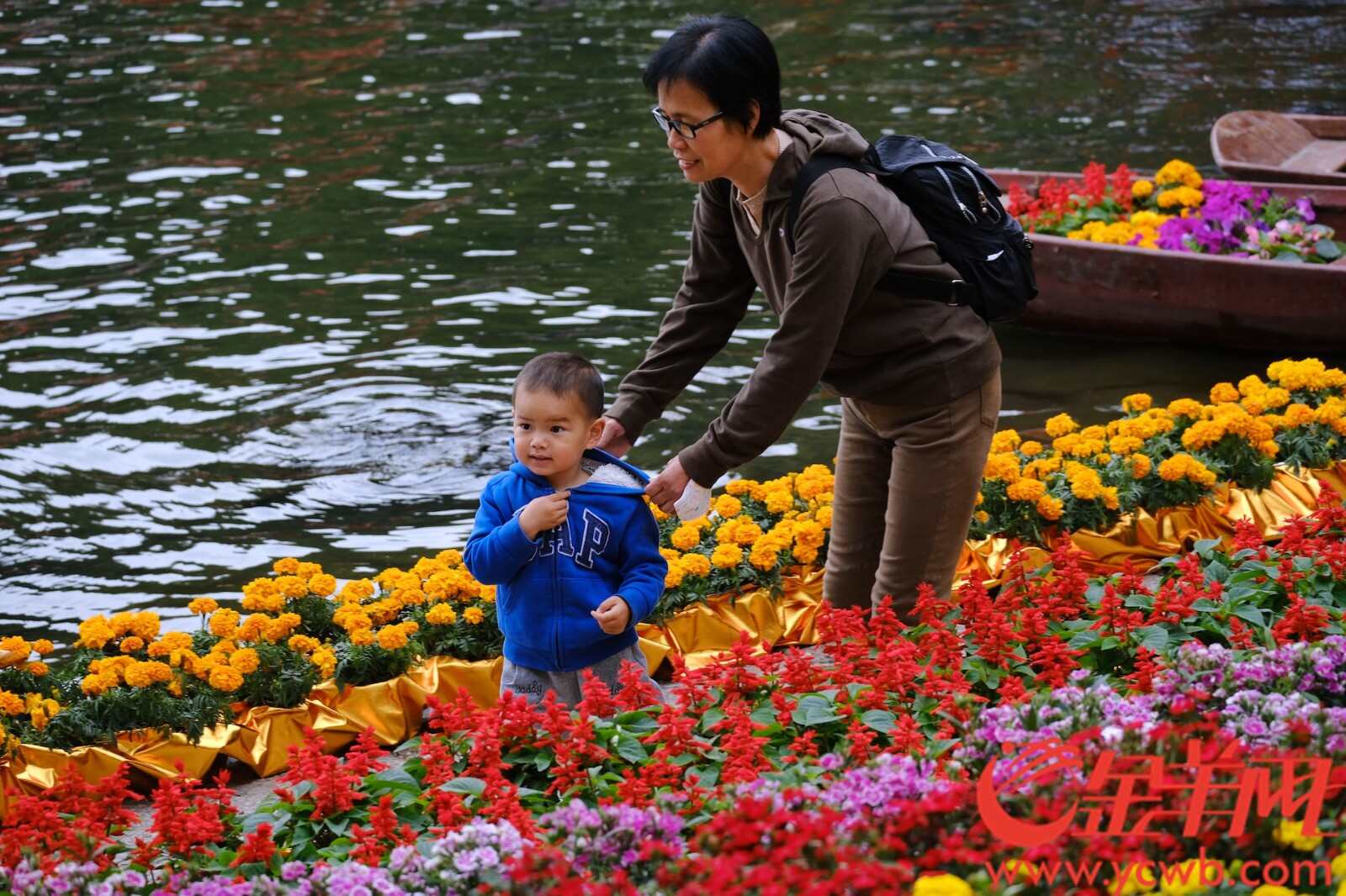  水上花市也十分热闹