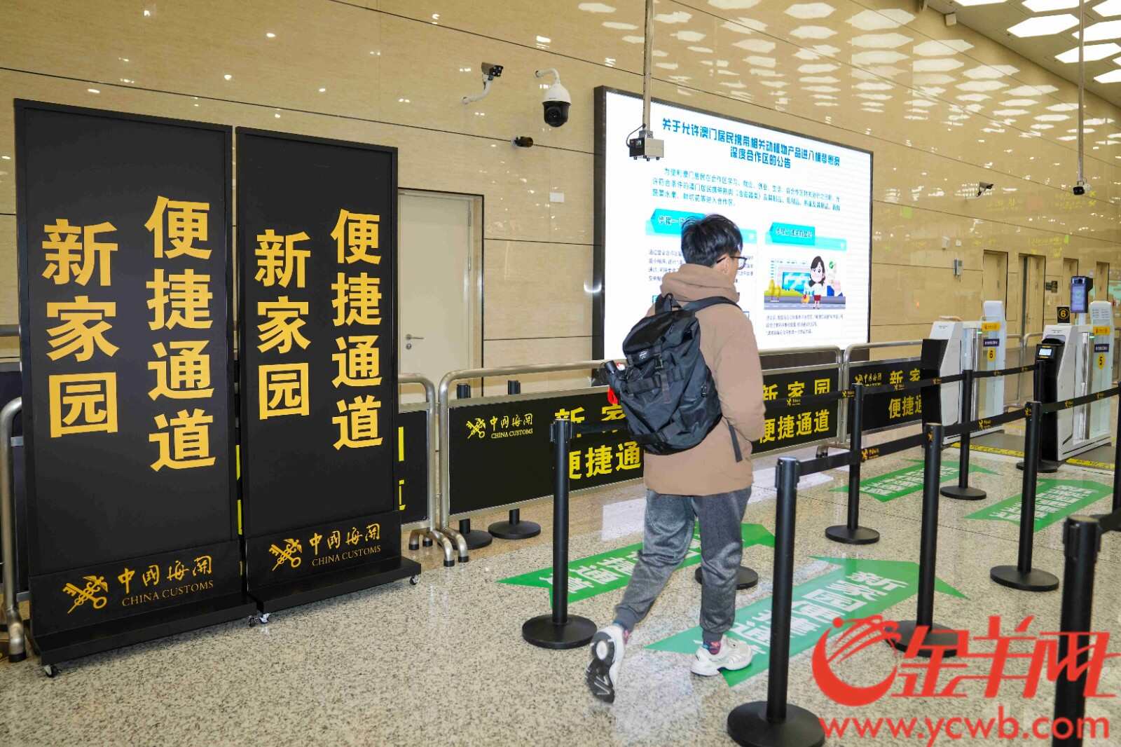 横琴口岸新设了醒目的“新家园便捷通道”,进一步便利澳门居民往返琴澳生活。图为旅客们从“新家园便捷通道”入境 横琴口岸新设了醒目的“新家园便捷通道”,进一步便利澳门居民往返琴澳生活。图为旅客们从“新家园便捷通道”入境