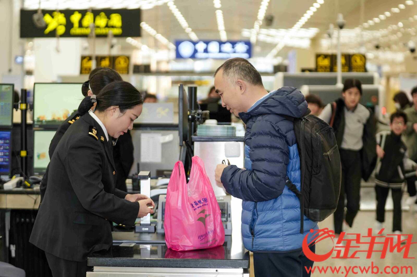 海关工作人员检查旅客申报的水果等食物 海关工作人员检查旅客申报的水果等食物