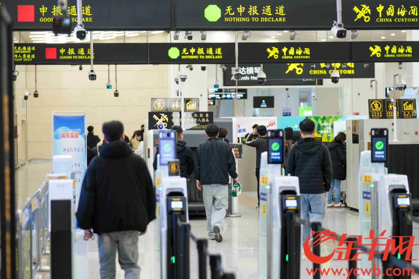 3月1日上午,众多旅客从横琴口岸入境,现场平稳有序 3月1日上午,众多旅客从横琴口岸入境,现场平稳有序