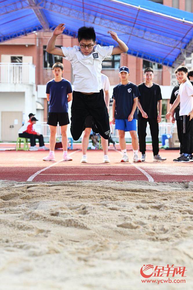 2024年4月9日，考生在广州天河区的清华附中湾区学校考点参加各项体育项目考试