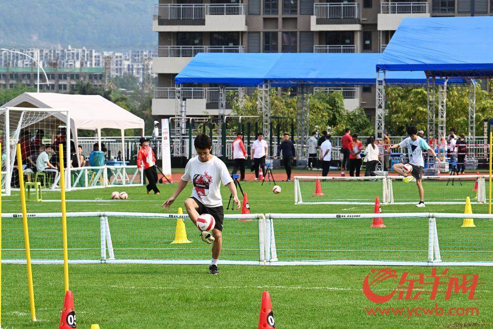 2024年4月9日，考生在广州天河区的清华附中湾区学校考点参加各项体育项目考试