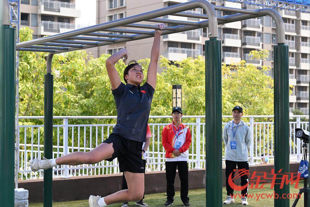 2024年4月9日，考生在广州天河区的清华附中湾区学校考点参加各项体育项目考试