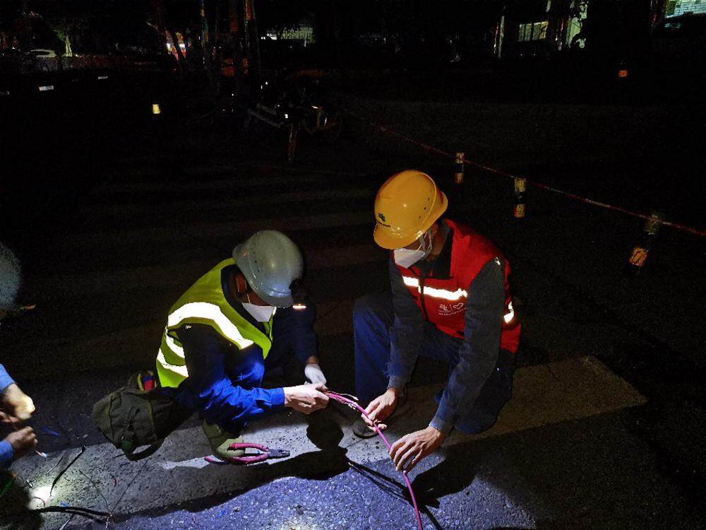 工作人员对路灯线路进行排查检修
