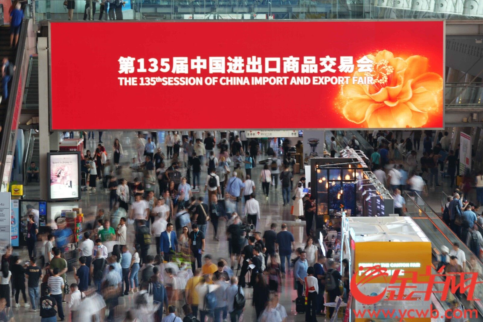 开幕当天，广交会展馆内人潮涌动、万商云集