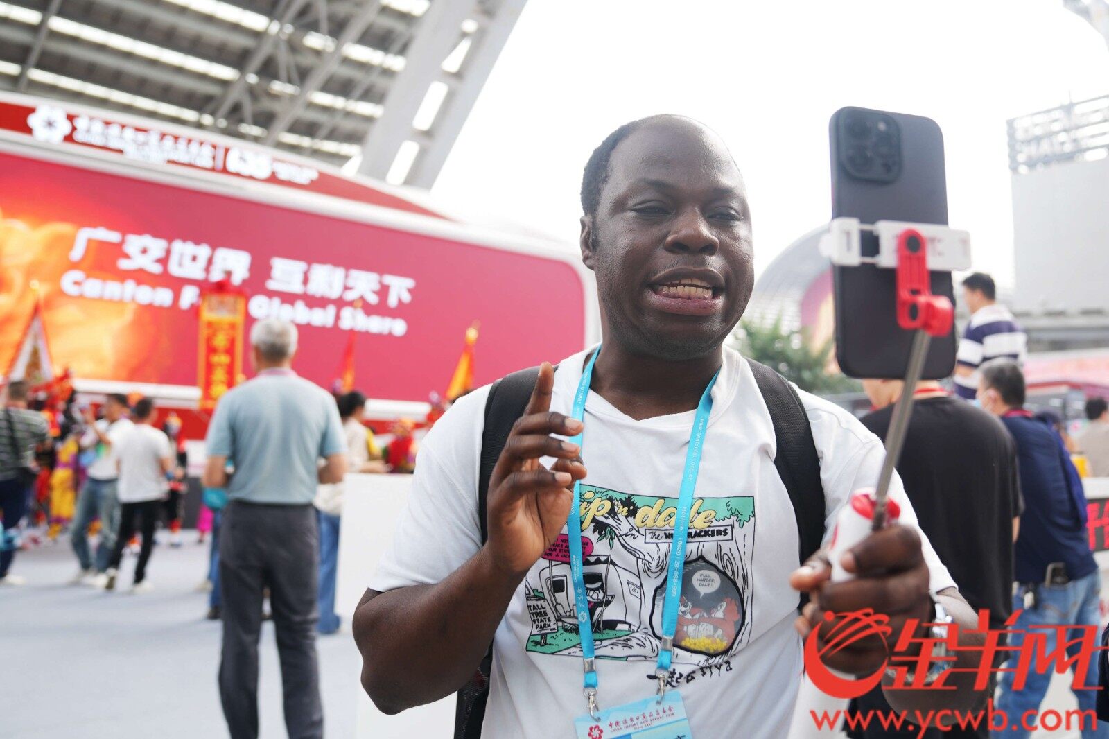 境外采购商在广交会上直播现场盛况