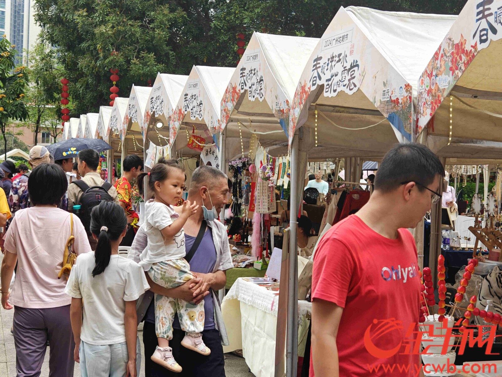 汉风市集上各色商品琳琅满目，吸引游客驻足