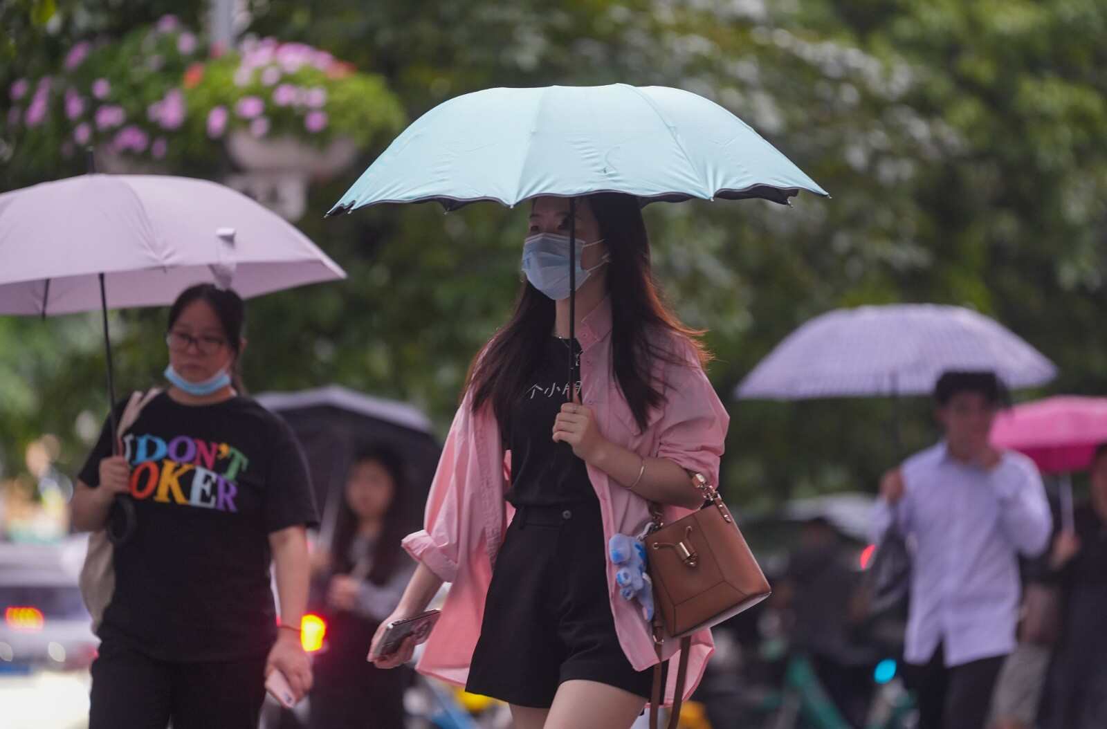 广东近期维持“天天雨”模式，广州市民雨中(14847025)-20240427171521.jpg