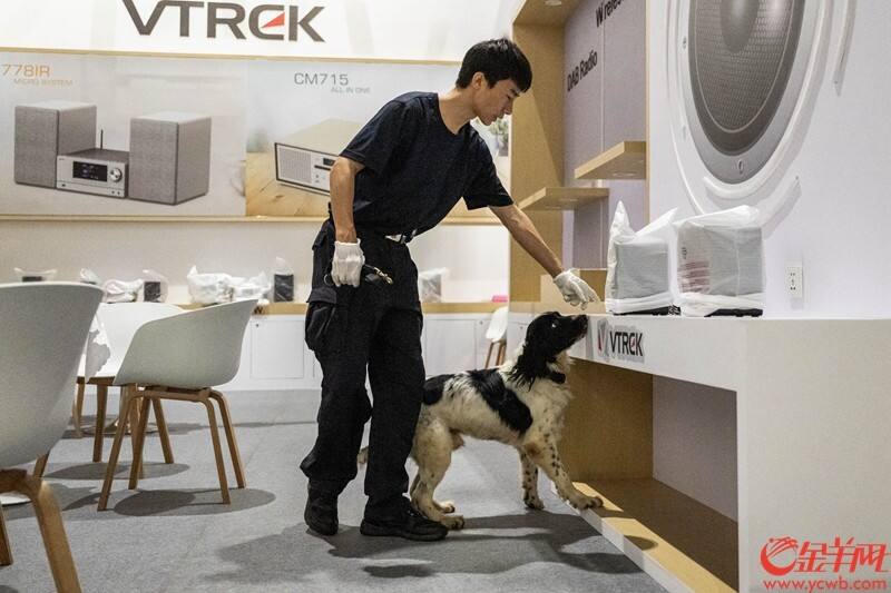 训导员带着警犬搜查展位，这是搜查的重点区域