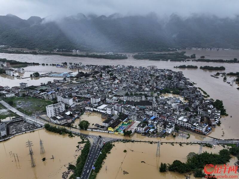 21日中午，清远市阳山县青莲镇，暴雨来临前一刻