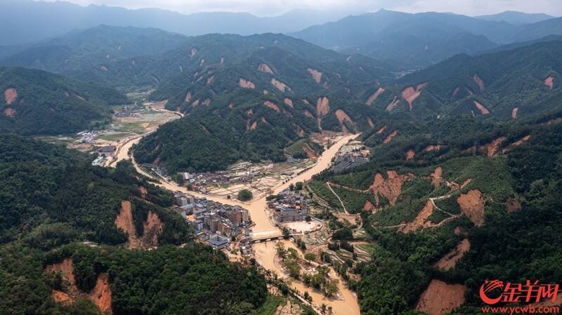 22日，江湾镇周围山体在暴雨后出现多处滑坡