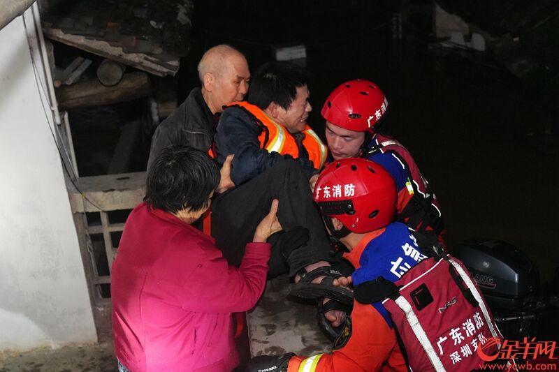 21日晚，清远英德市浛洸镇，接到连江沿岸深水区一家人求救，消防官兵挺进深水区，救出第一位残障人士