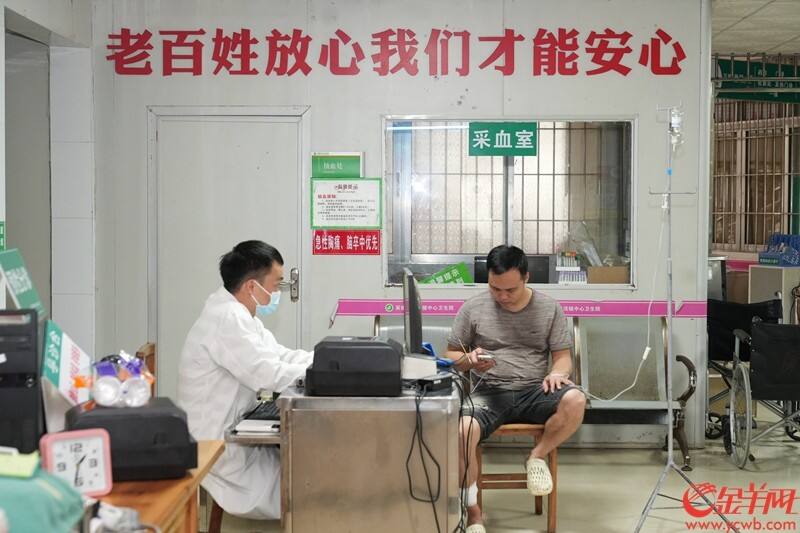 清远英德市浛洸镇浛洸医院，因一楼被洪水淹没，医院在二楼大厅设置了临时就诊区