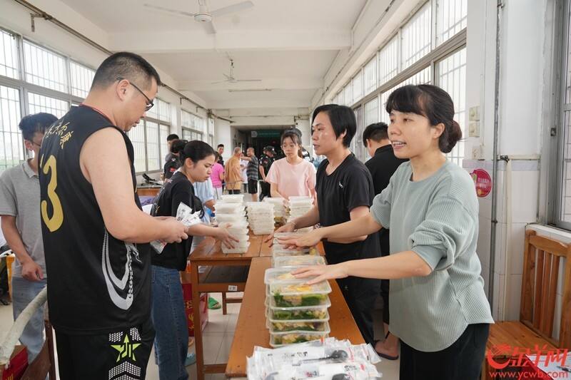 清远英德市浛洸镇，浛洸医院为全院坚守的医患人员提供免费餐食