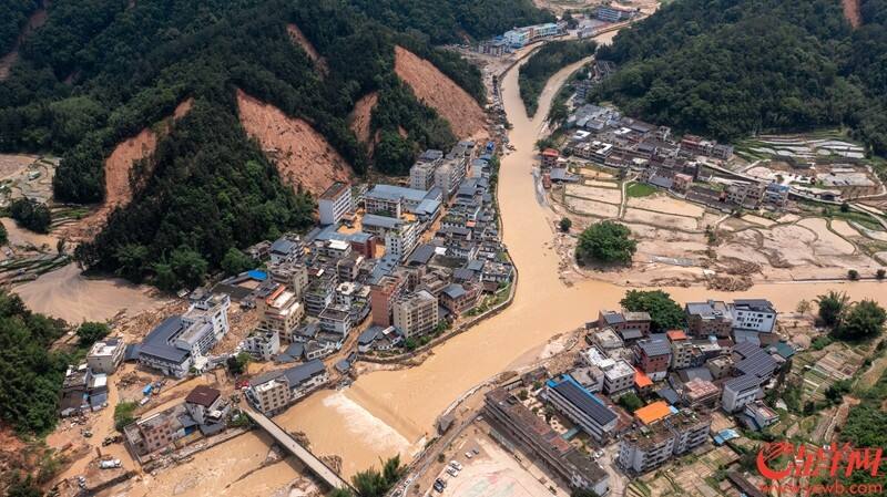 22日，江湾镇周围山体在暴雨后出现多处滑坡