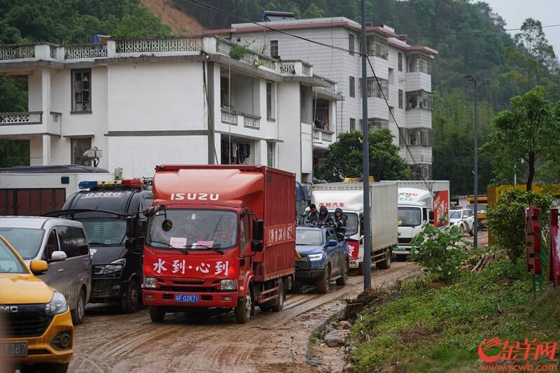 22日，饮用水、食物等物资源源不断地被运送进江湾镇